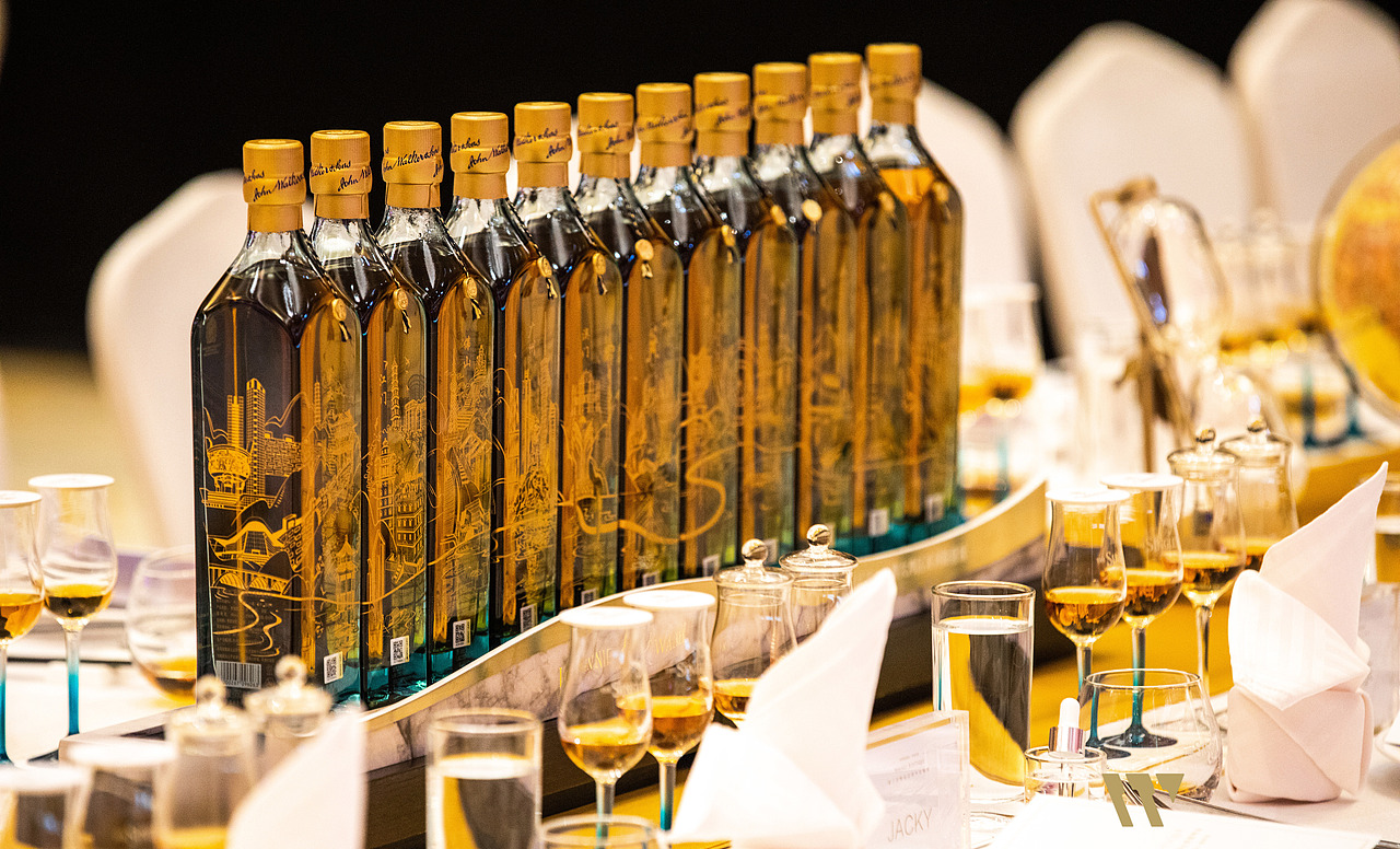 JOHNNIE WALKER尊尼获加 X 大湾区 蓝牌威士忌插画设计（图ZMTg3NjU3MzM2） - 包装 - 站酷设计师李耀辉TONG原创素材 - 站酷ZCOOL