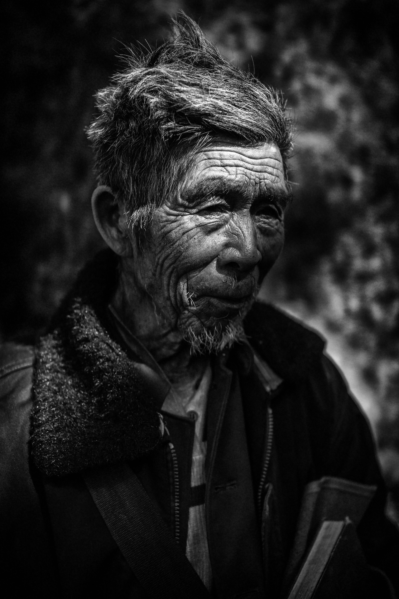 虽然贫穷但老人却洋溢着幸福感.