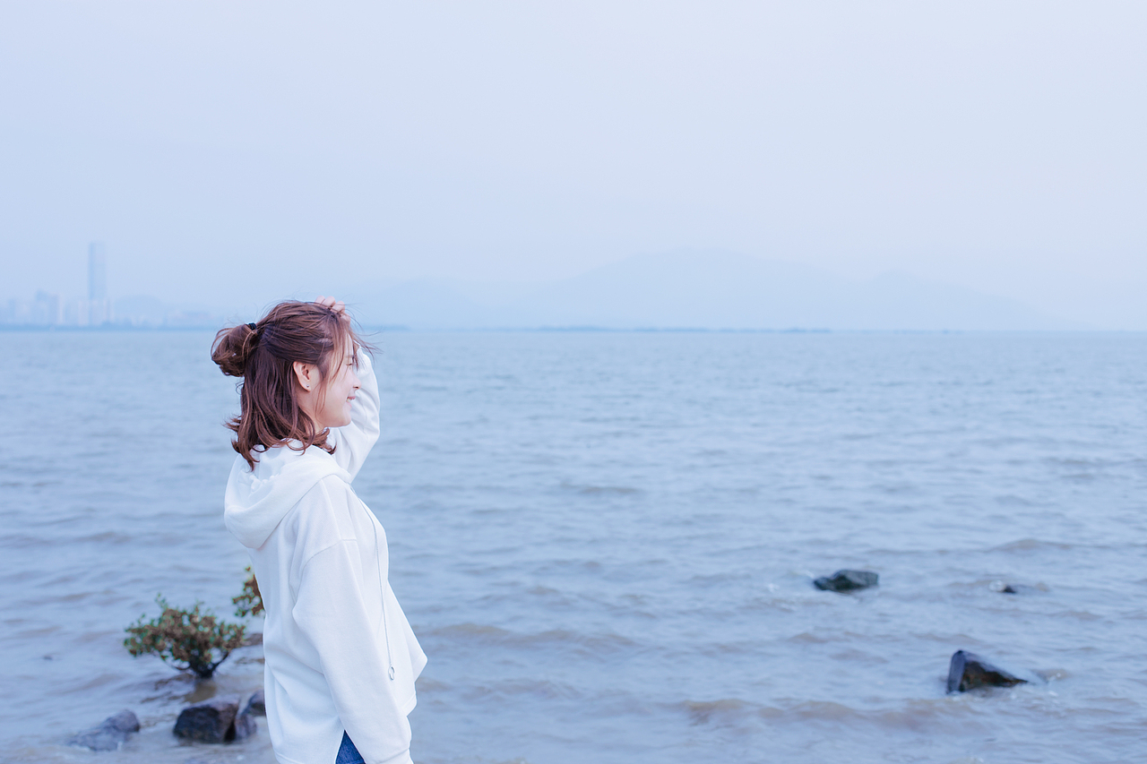 海边的白衣少女（图ZODU1MjYxMTI=） - 人像摄影 - 站酷设计师天一寨主原创素材 - 站酷ZCOOL