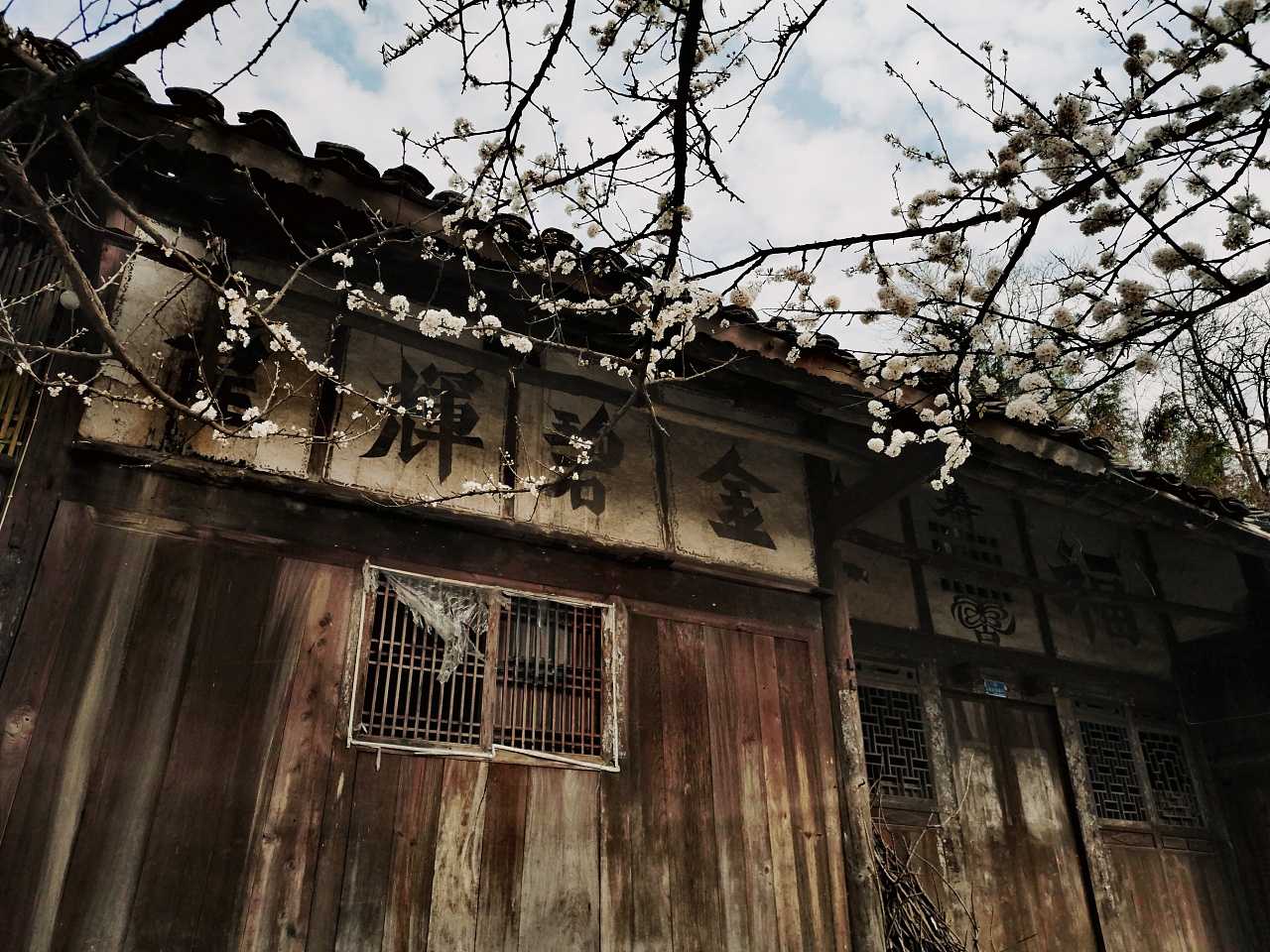 被春天包裹的侗式百年老木房 - 原创作品 - 站酷(zcool)