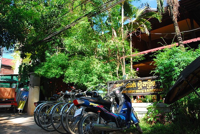 推荐这个旅舍，dreams guest house. 双人间带独卫，除了没有空调以外都很好，5美金一晚，真是天降鸿福～
       转天凌晨5点我们按照和GANTER的约定从旅社出发，来到了那片激动人心的石头群。我从来没想过吴哥庙群是如此庞大，而我们的行程并没有那么多时间把他们完全光顾完。其实如果你对婆罗门教以及那些小乘佛教没有任何兴趣和认识的话，你看到的就是一片一片的石头。这也是我和Holly选择了3天的套票之后，人家在第3天完全不想下车的原因——就是一大片石头啊啊啊啊啊！！！<br>       话不多说，上照片～