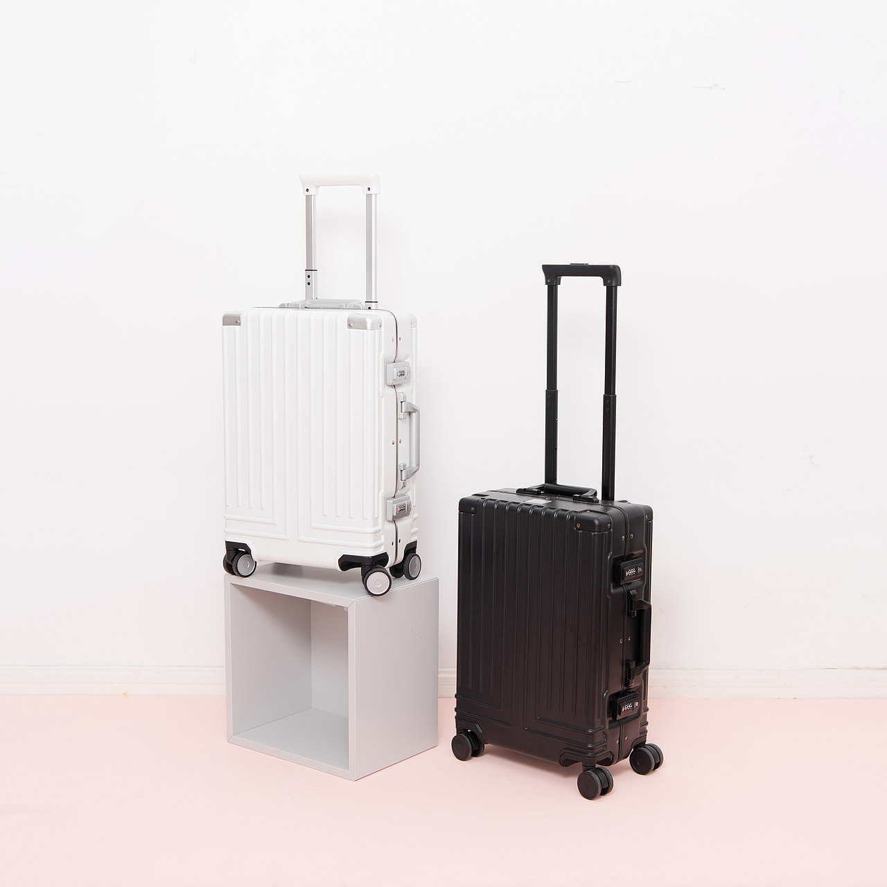 Boarding box, black & white.