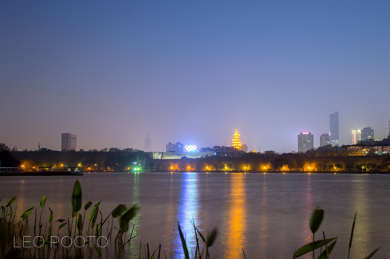 南京夕阳下的玄武湖和紫峰大厦图片素材-编号36475465-图行天下