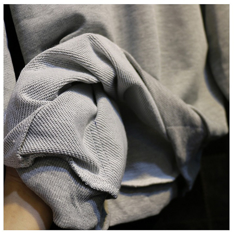 >>>潮牌街头个性半拉链拼色连帽长袖卫衣女
>> ML16115-#59 (1件代发)<br>>> 尺码: 均码 衣长62 袖长55 肩宽46 胸围106<br>>> 颜色分类: 灰色 黑色 >> 面料:棉