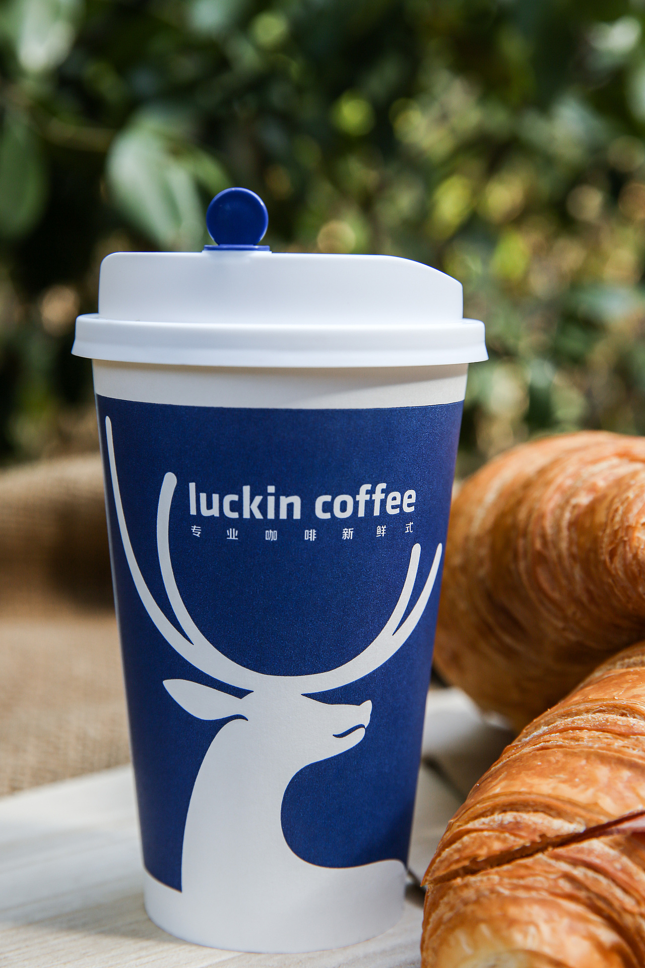 和好朋友喝一杯瑞幸lucky一整天