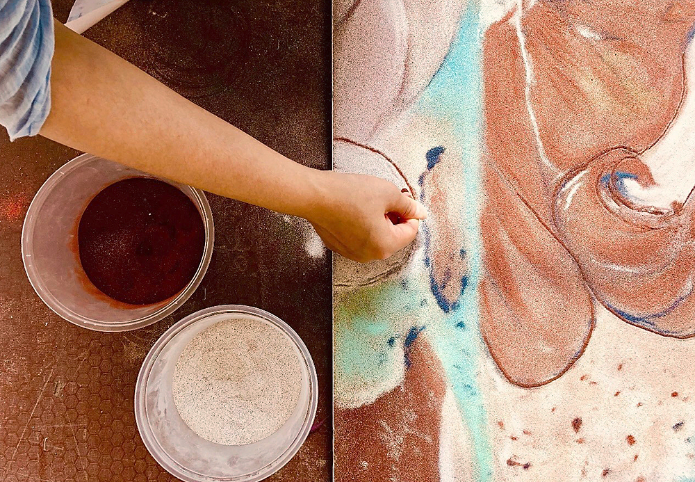  一天就消失的大地艺术，十天十夜绘制巨型沙画