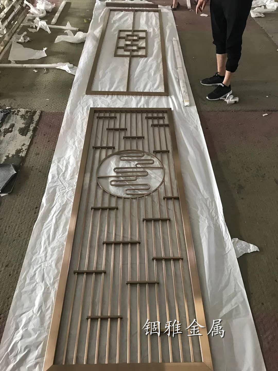 黑钛金拉丝不锈钢管焊接花格屏风