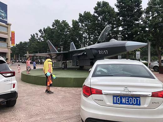 爱国情怀教育军事武器模型装备展