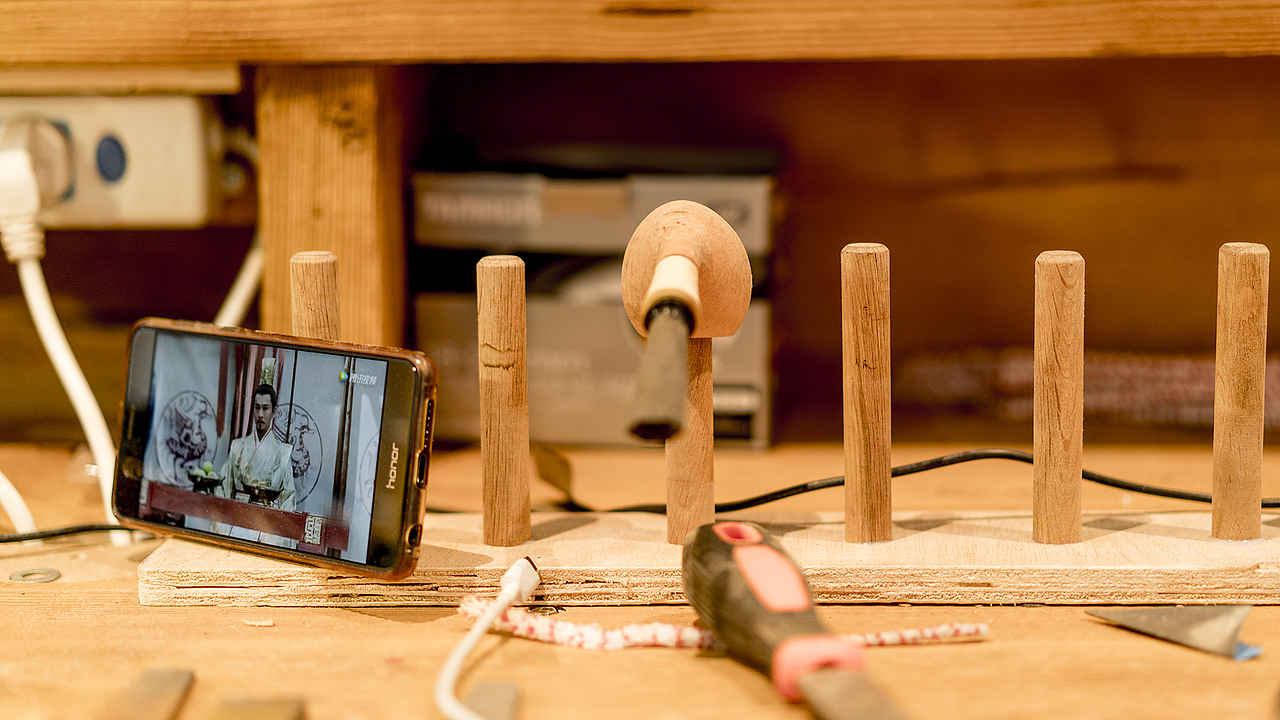 阿明探访玉龙雪山下幽静小村里的手工烟斗工作室