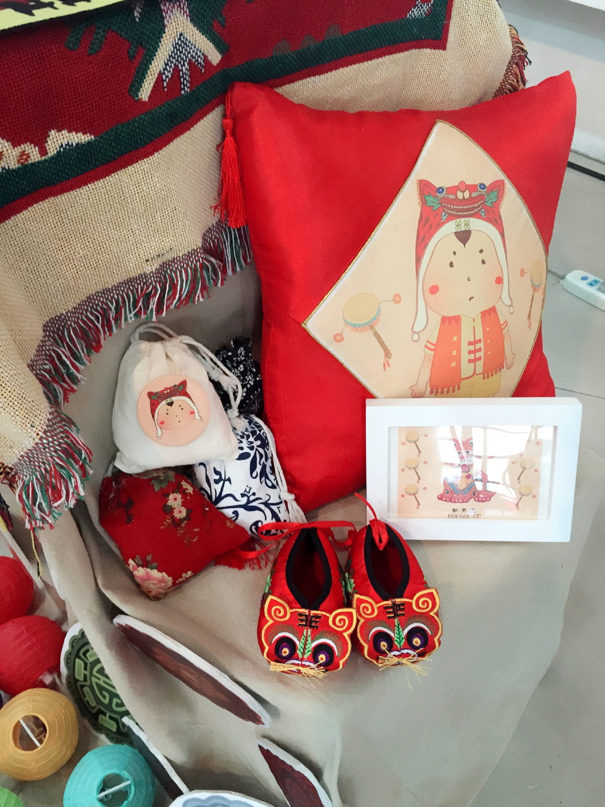 2015年毕业创作设计 "虎头鞋"获得四川美术学院 "学院奖".