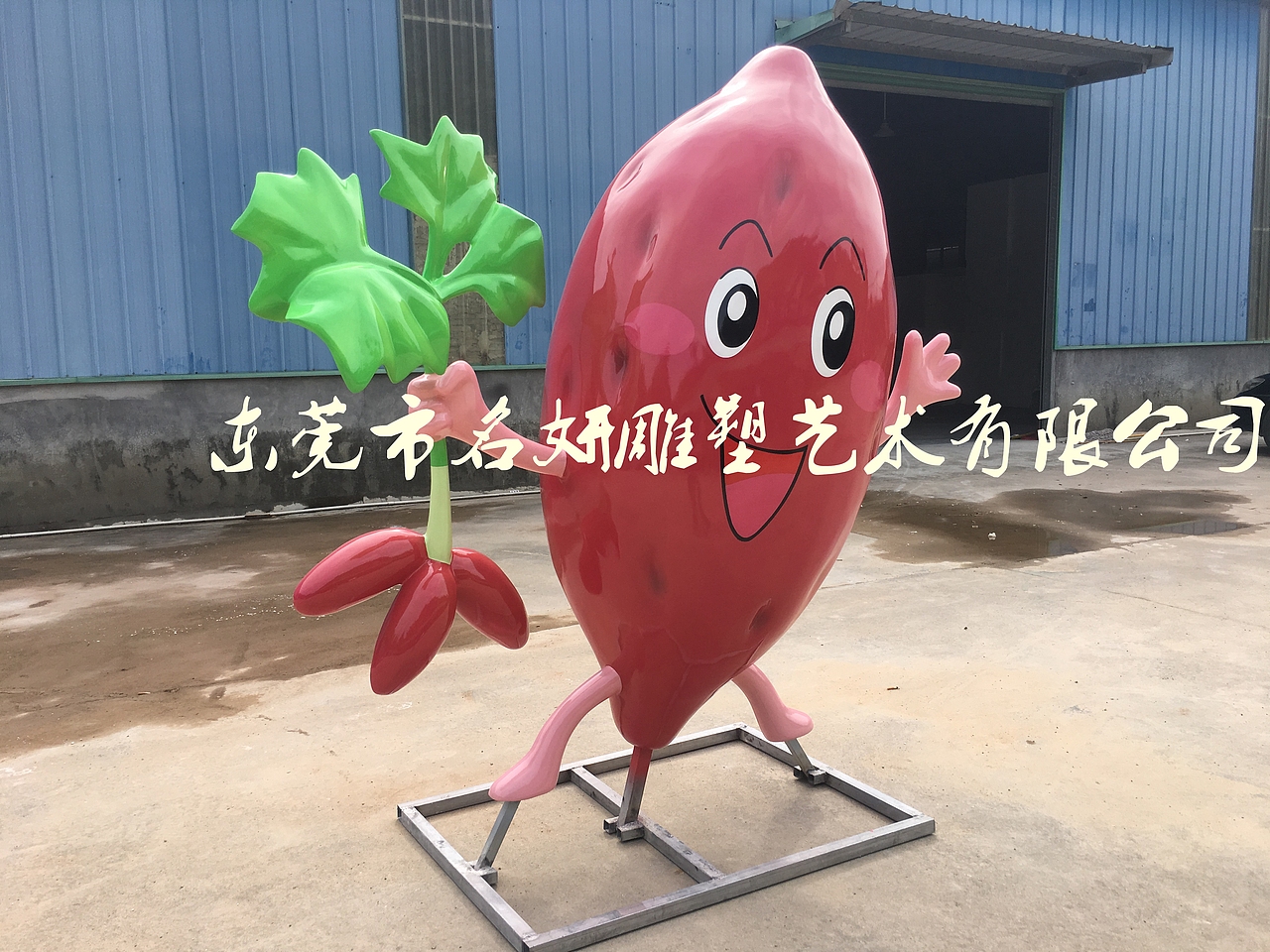 别有一番趣味，在农业公司园区放置大型玻璃钢番薯雕塑