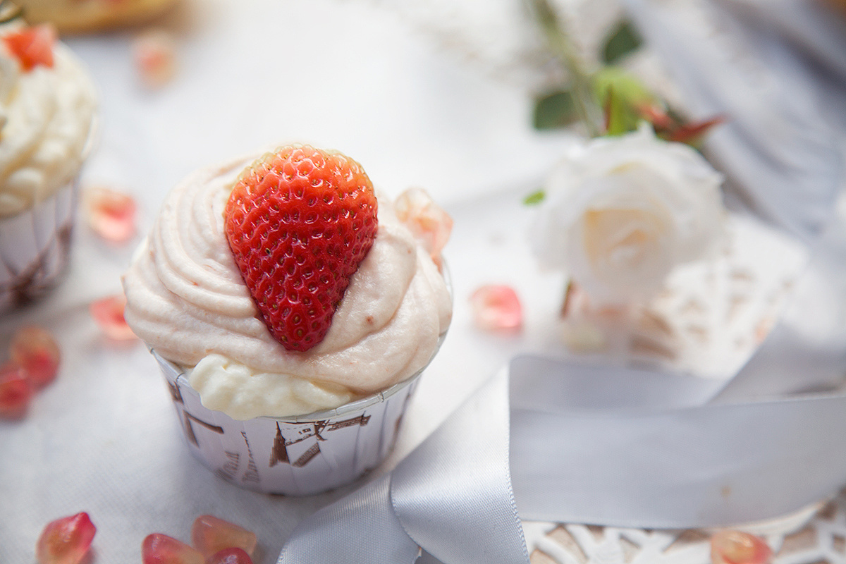 #棉花烘焙日记#软软的草莓杯子蛋糕|摄影|静物|己小己 - 原创作品 - 站酷 (ZCOOL)