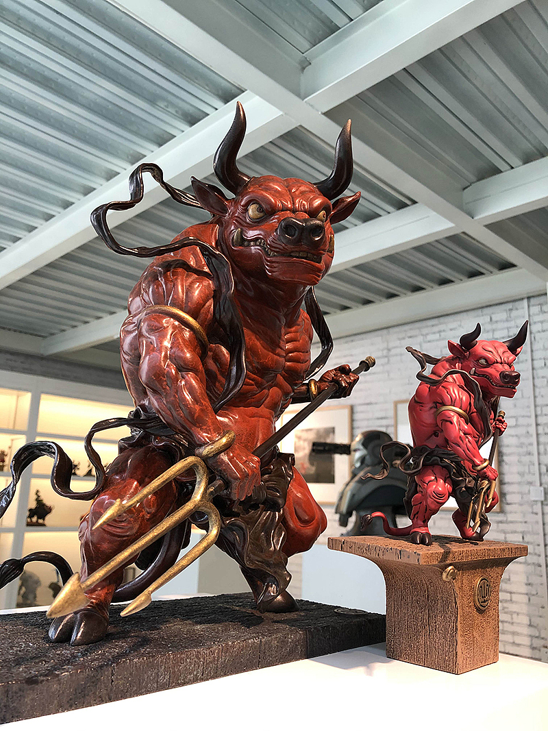 铸铜版和树脂版神兽的体量对比