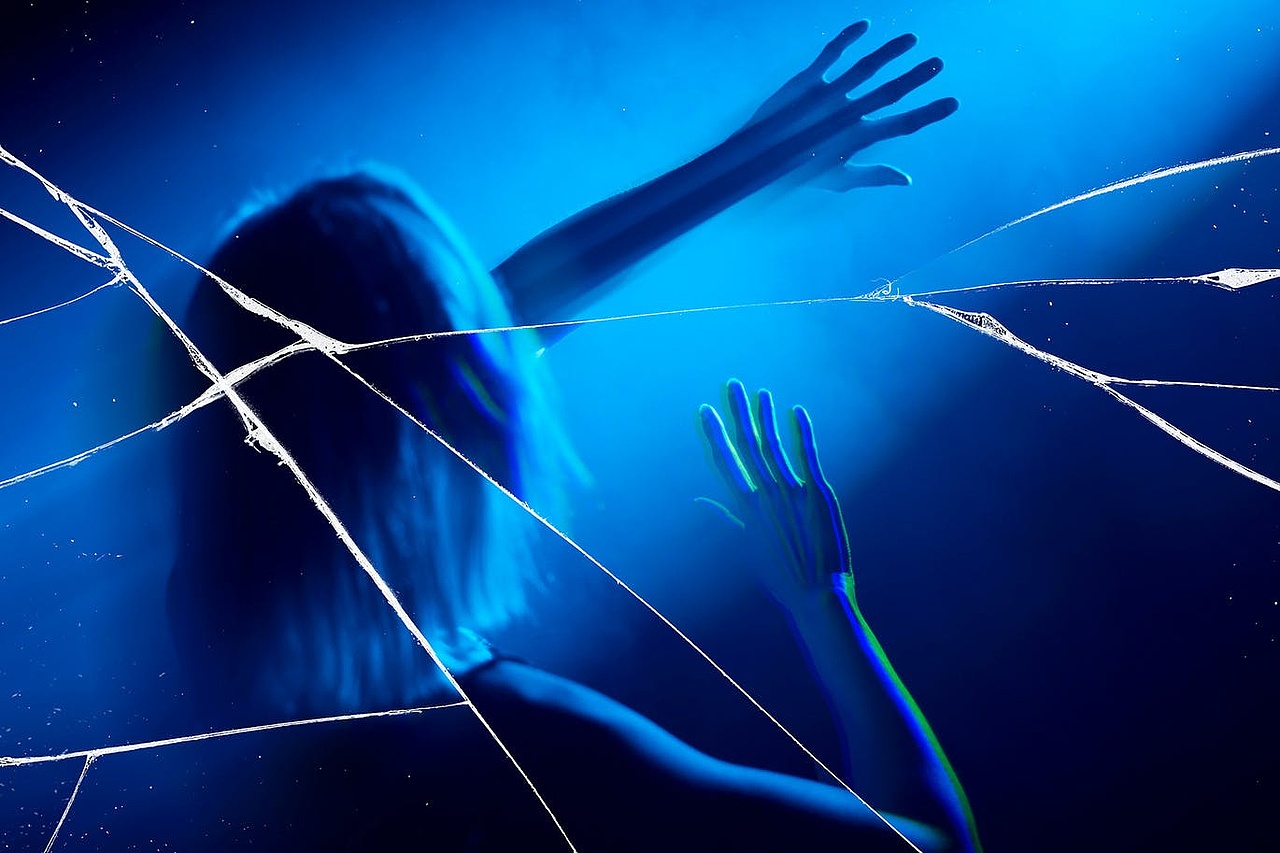 破碎镜子人物摄影-2