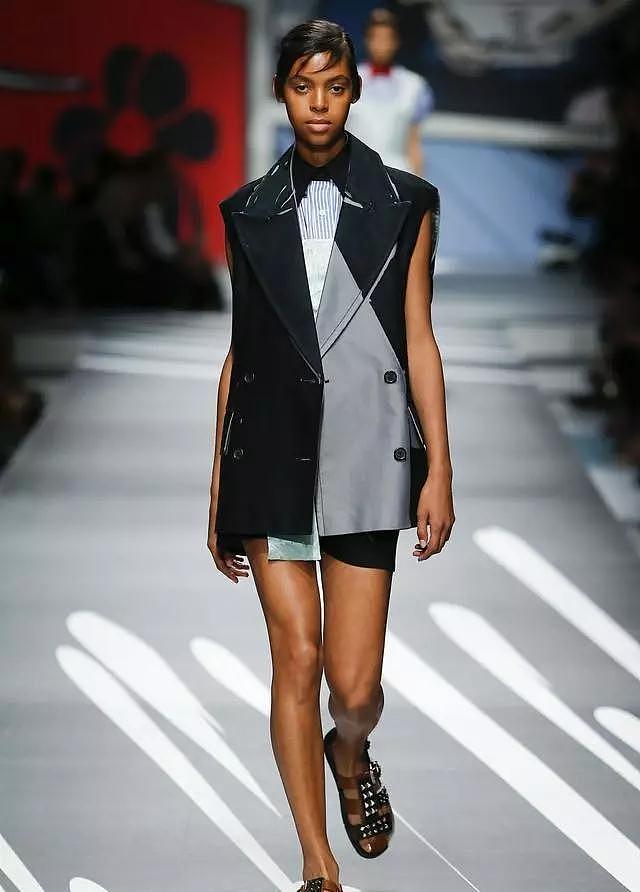 VA服装设计留学|Versace 、Prada当御用设计师（图ZMTA0MjA2Njg0） - 配饰 - 站酷设计师VA艺术留学原创素材 - 站酷ZCOOL