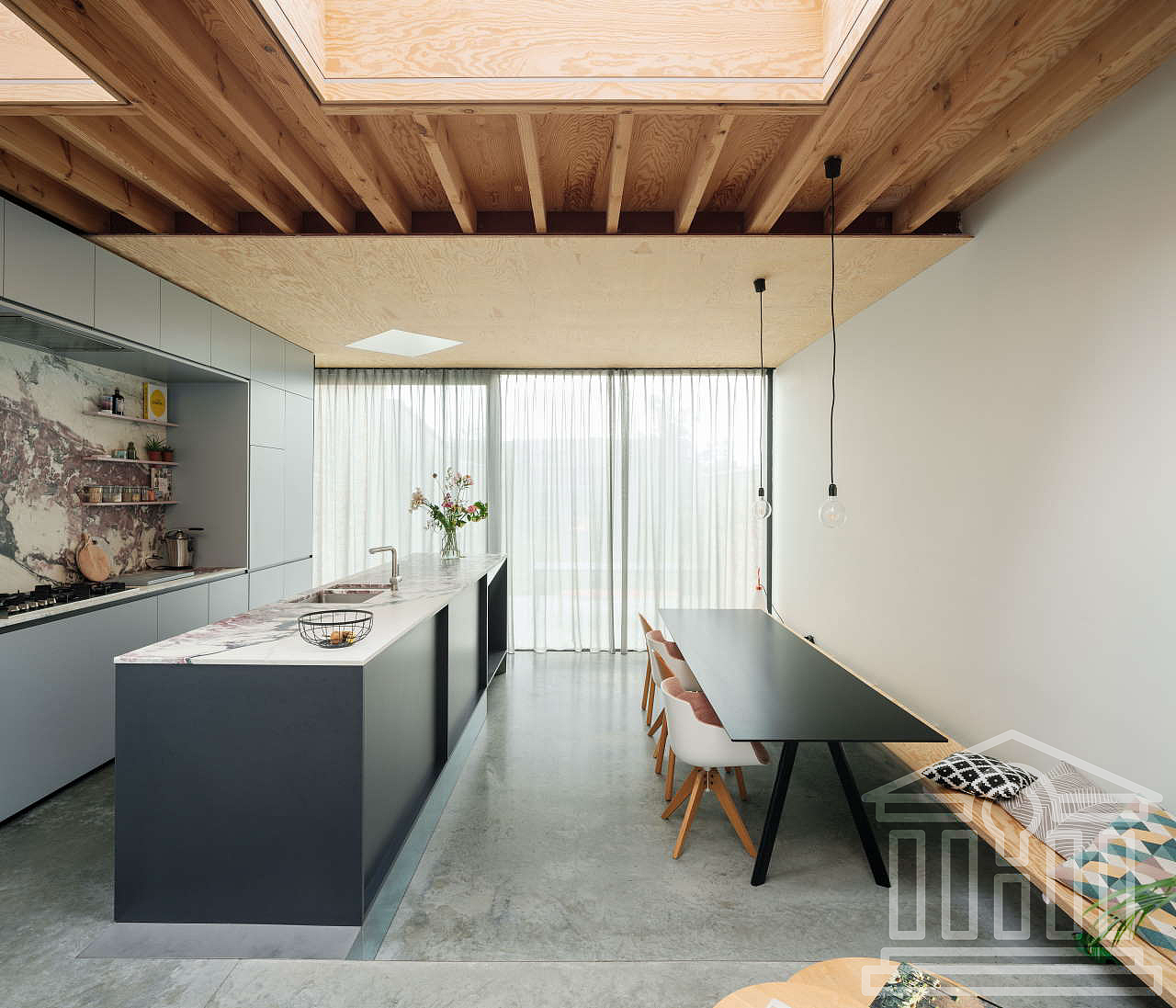 一栋佛兰芒风格的房子用俏皮的精致来抵消空间上的古怪