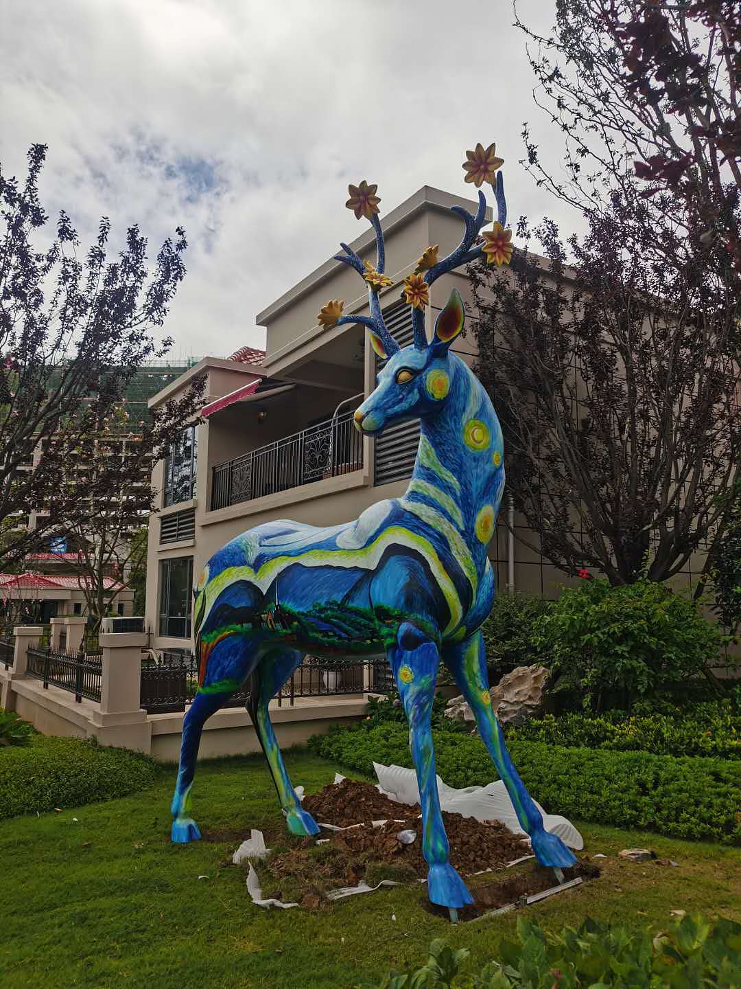 湖北恒大旅游区景观摆件玻璃钢彩绘鹿雕塑仿真动物定制