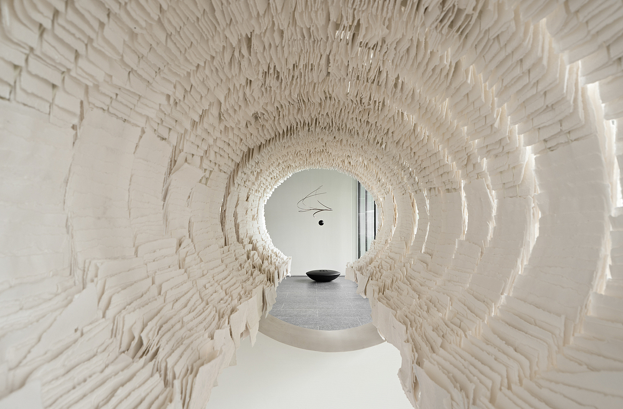 步入内部 br>纸质的巨型长筒装置穿插于空间中 br>视觉也随着装置透过