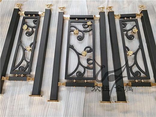 神秘黑金铜艺雕花护栏在加上金色镶花的点缀制作工艺