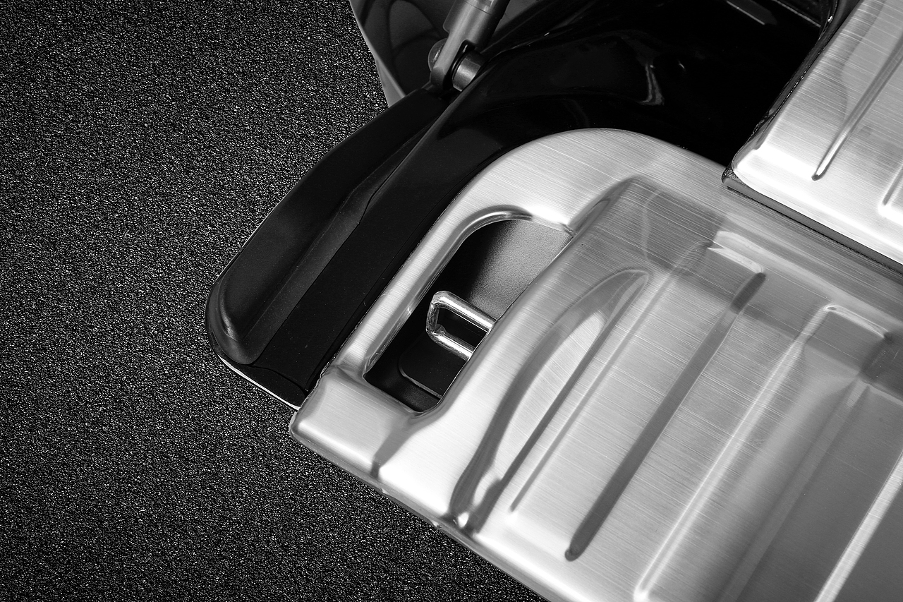 新宝马X5不锈钢后护板拉丝