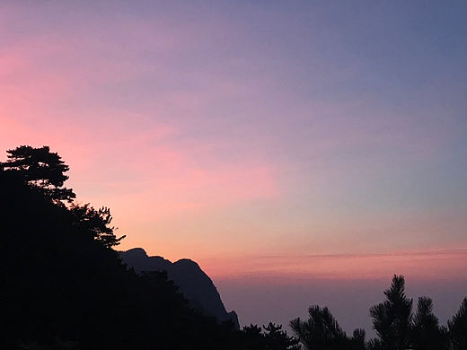 日出朝霞，日落孤霞