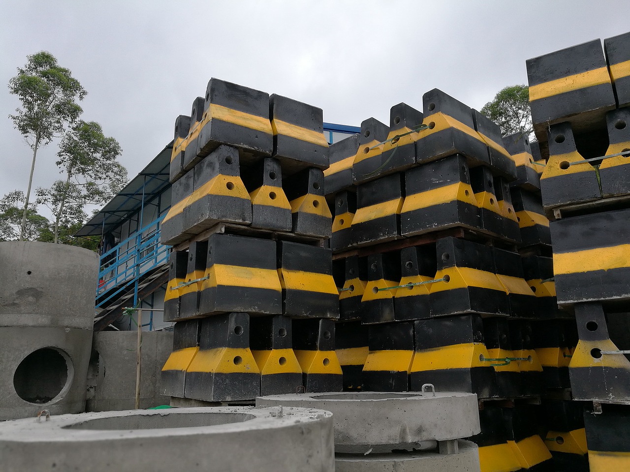 专业生产水泥预制件的工厂