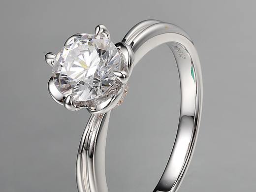 遇到配合的戒指，拍起来会很舒服