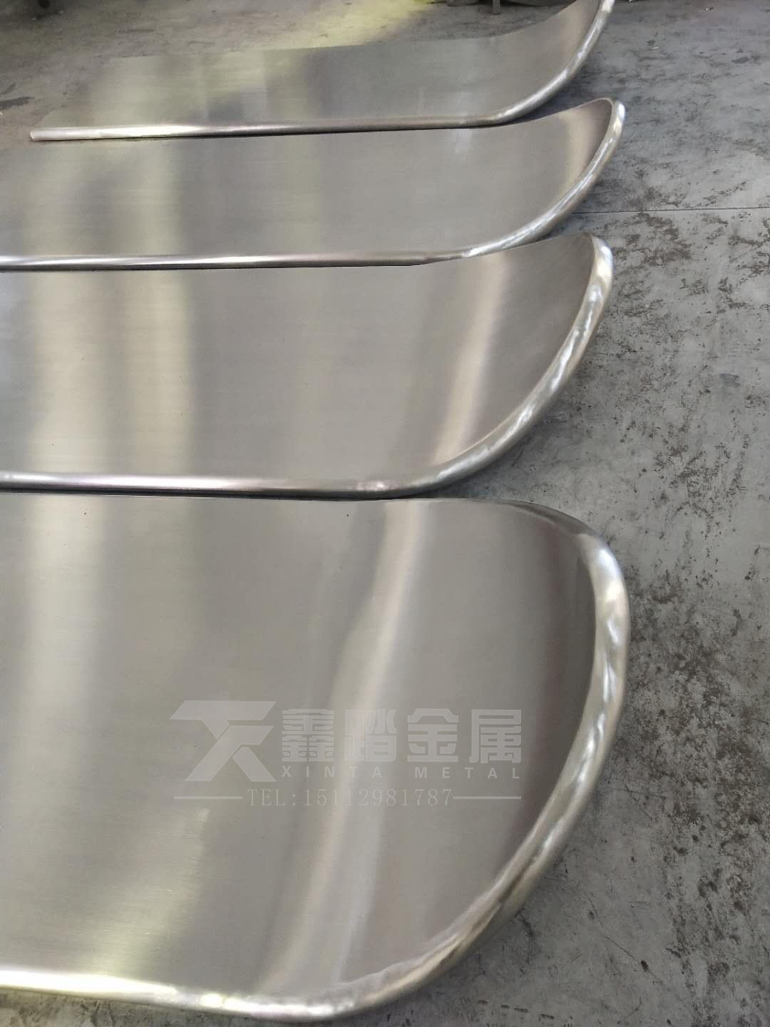 酒店消防柜钛金装饰不锈钢曲面异形装饰、造型十分出彩