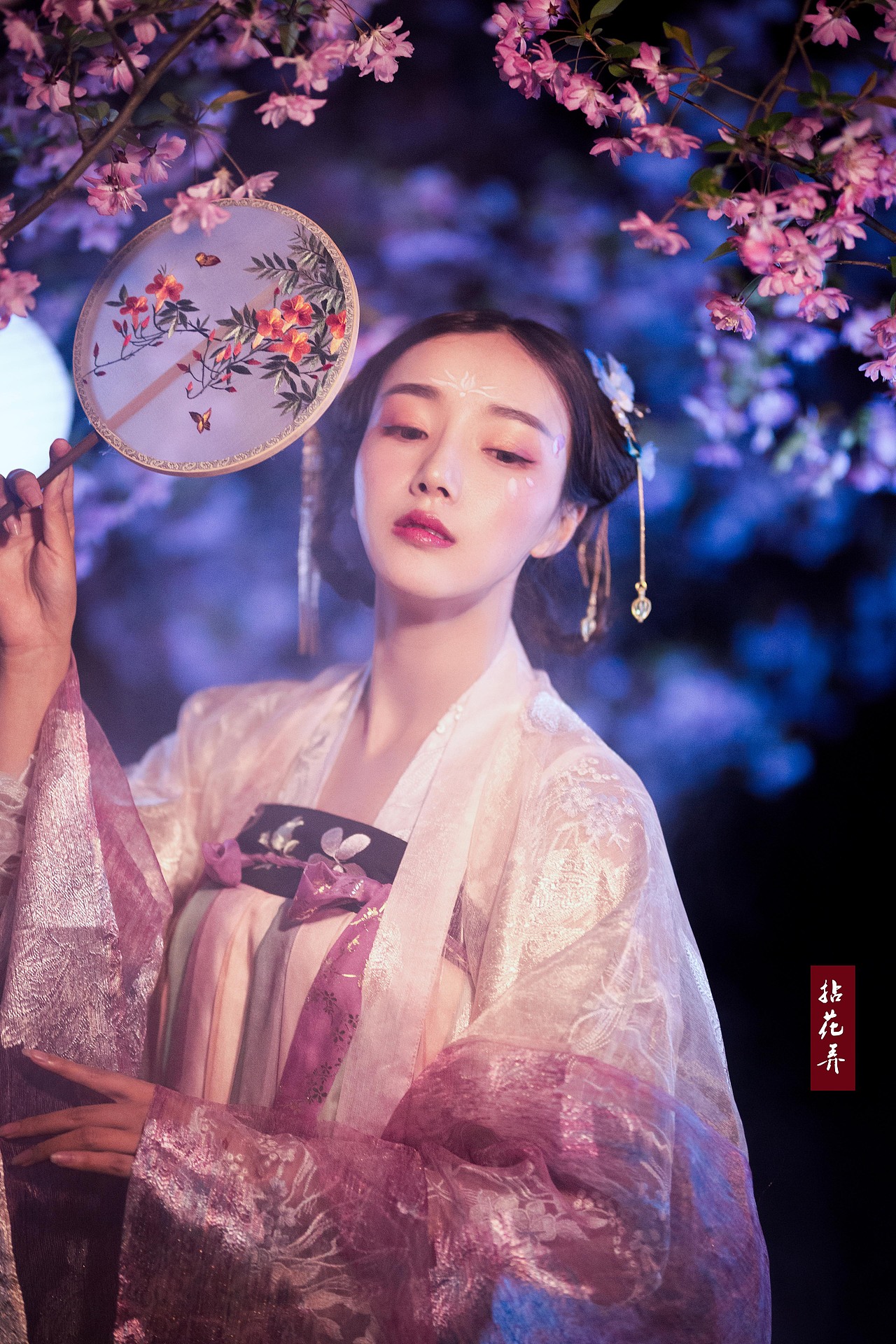 拈花弄（图ZMTI1ODU1NjY4） - 人像摄影 - 站酷设计师教书先生Henry原创素材 - 站酷ZCOOL