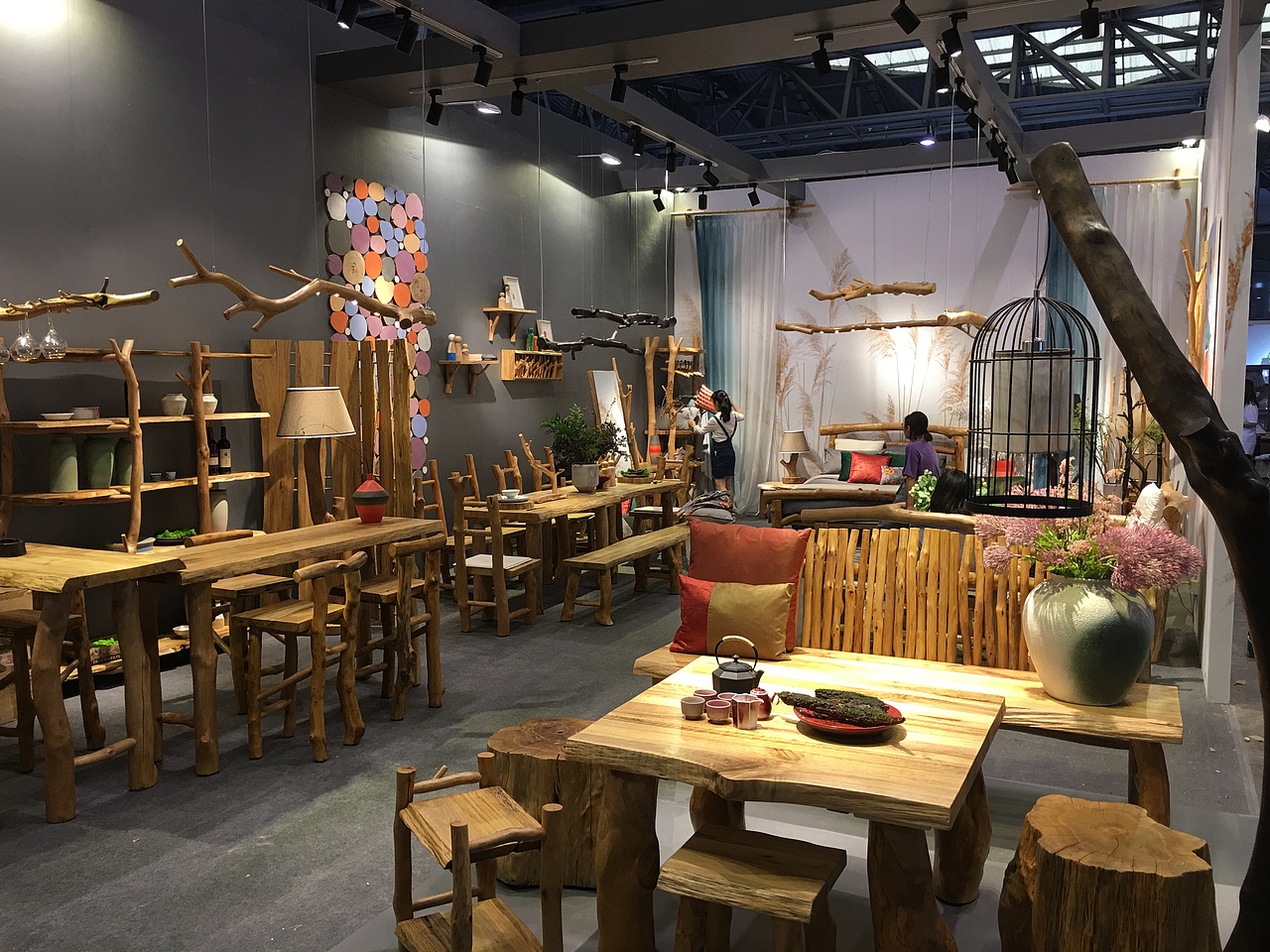 上海摩登时尚家居展:大山无价原生态家具