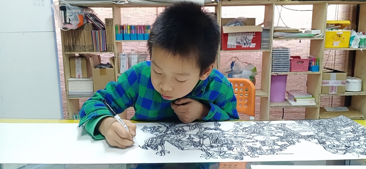 8岁孩子画作《造机器人的工厂》