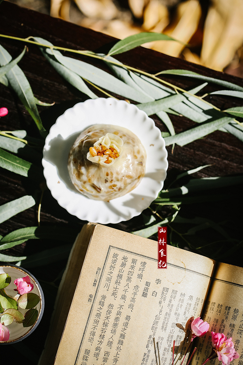 金樽清酒斗十千玉盘珍羞直万钱