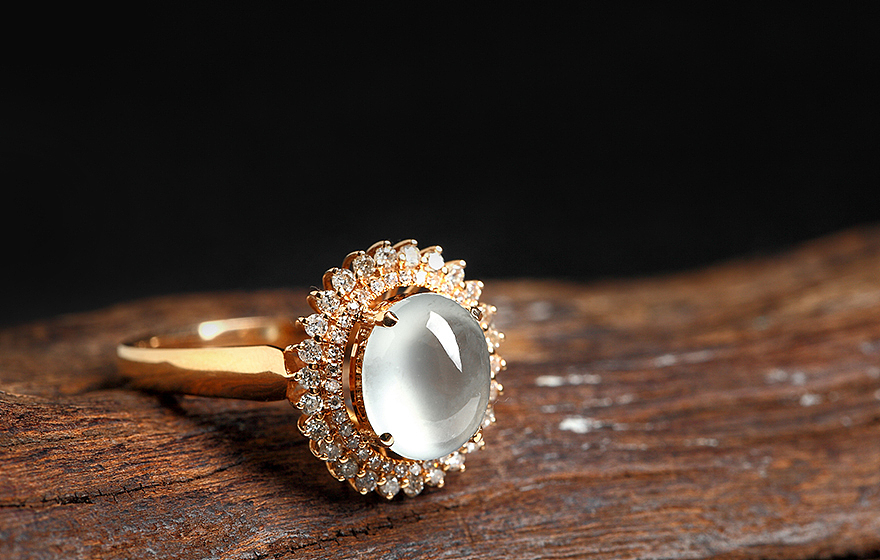 18K金伴钻豪华镶嵌老坑冰种蛋面翡翠戒指