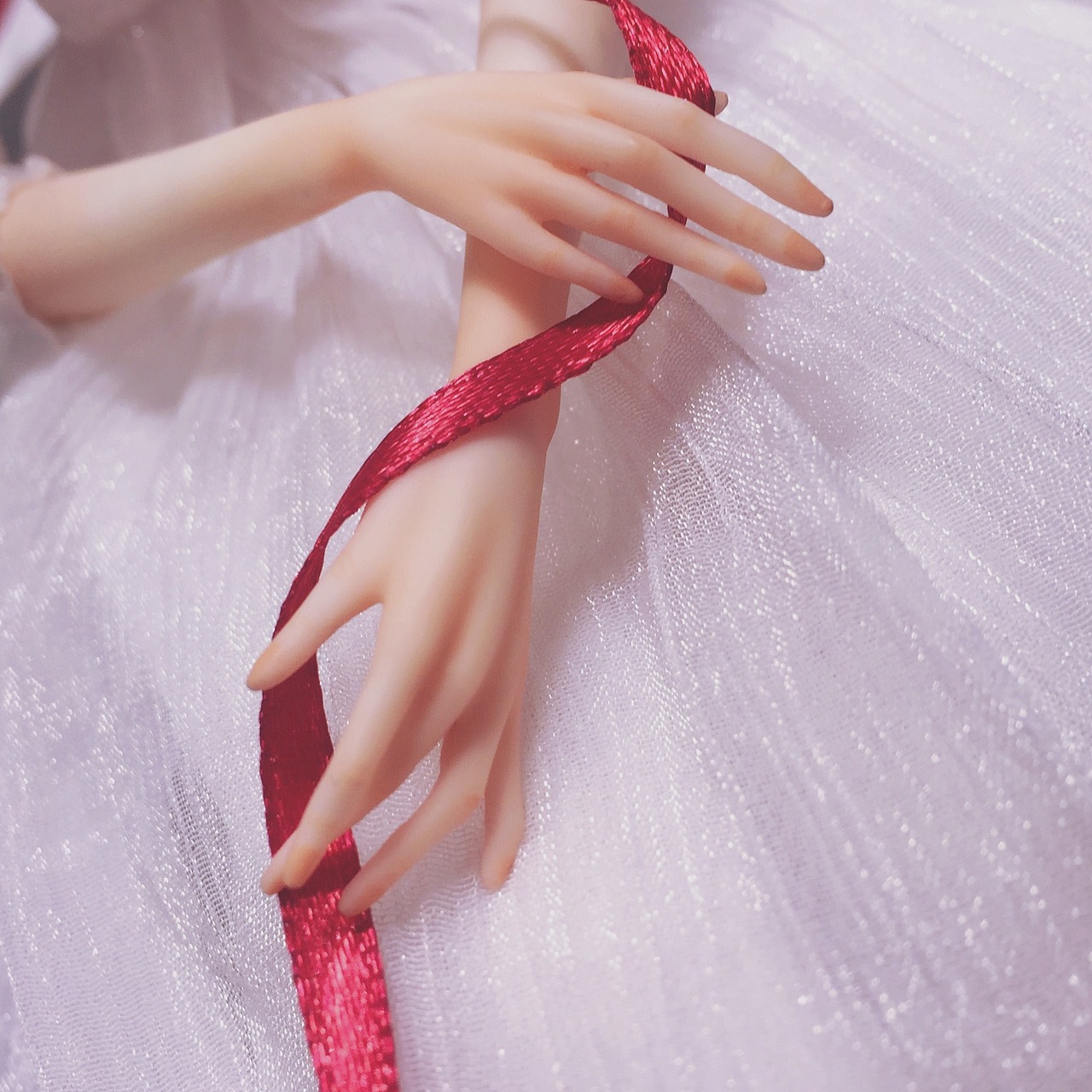 【5.】假发,里衣,外衣两件套 也全部是纯手工制作缝制。看来琐碎实则最花时间的就是这些细节 因为娃的尺寸较小 为了追求衣服头发的飘逸感,也是尝试了很多材料和方法的。