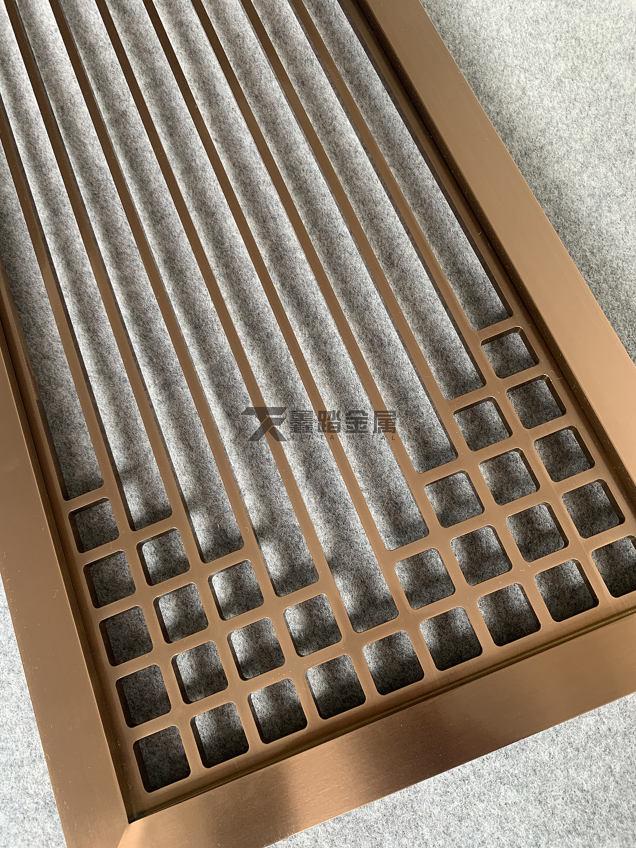 玫瑰金铝板雕花镂空屏风,给酒店带来不尽的舒畅美感