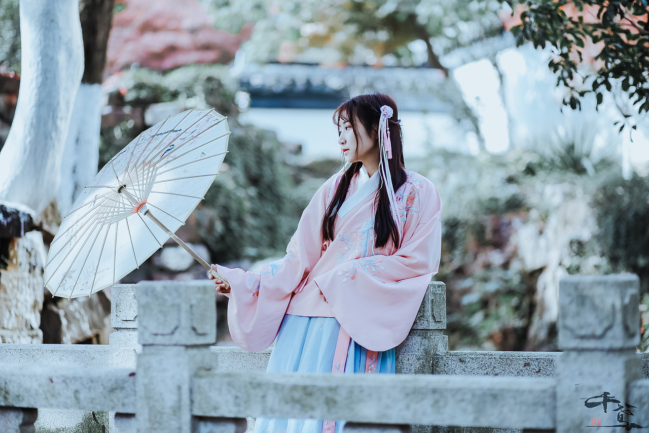 赐福标签人像美女汉服创作时间2017/11/30汉服1站39添加表情喜欢ta的