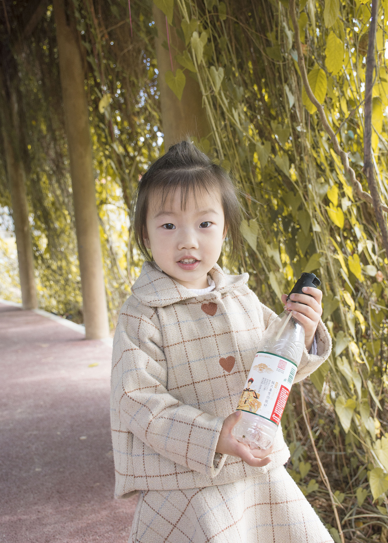 菜园里的小可爱——抓拍邻居家的小女孩