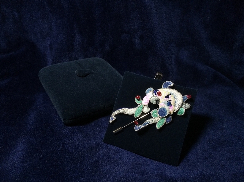 敦煌鱼纹样刺绣胸针