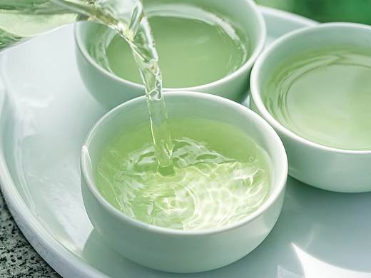 饮一杯雨前清茶，漫步于梨花树下
