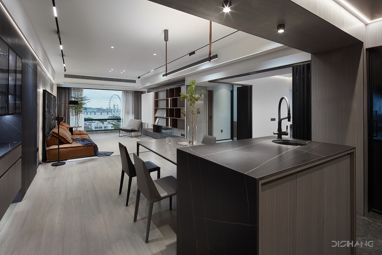 客餐厅一体化,凹凸的长城板延伸至酒柜区域,隐形门位于这里,隐形暗门既可以完美处理面和面的链接又清晰划分独立内外空间,让家充满神秘,每个区域紧紧相扣,又以其个性化的背景墙区分开来。