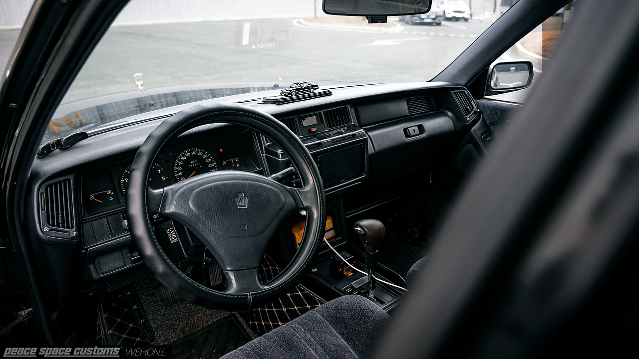 汽车摄影丰田皇冠133