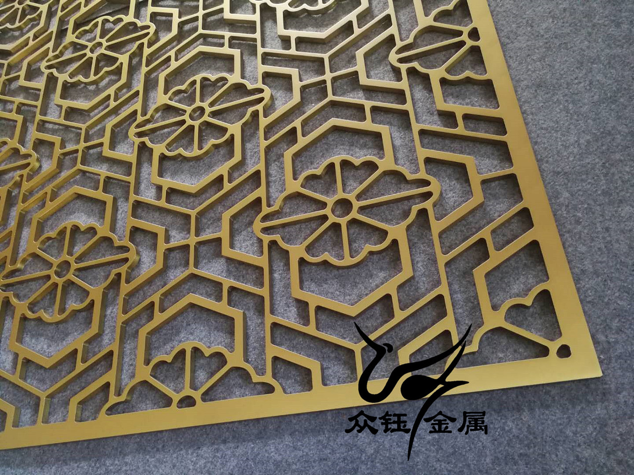 实心铝板镂空雕刻屏风 表面哑光钛金