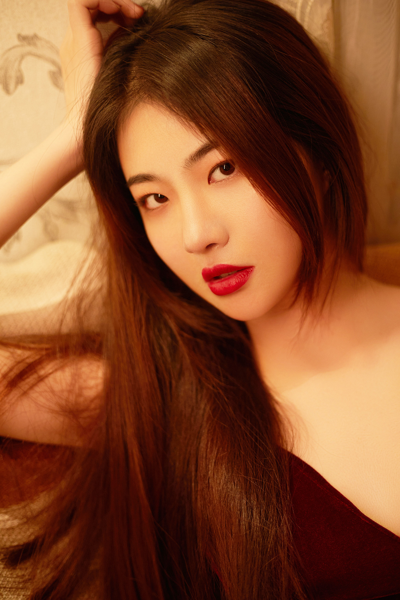 在咖啡店的妩媚女孩