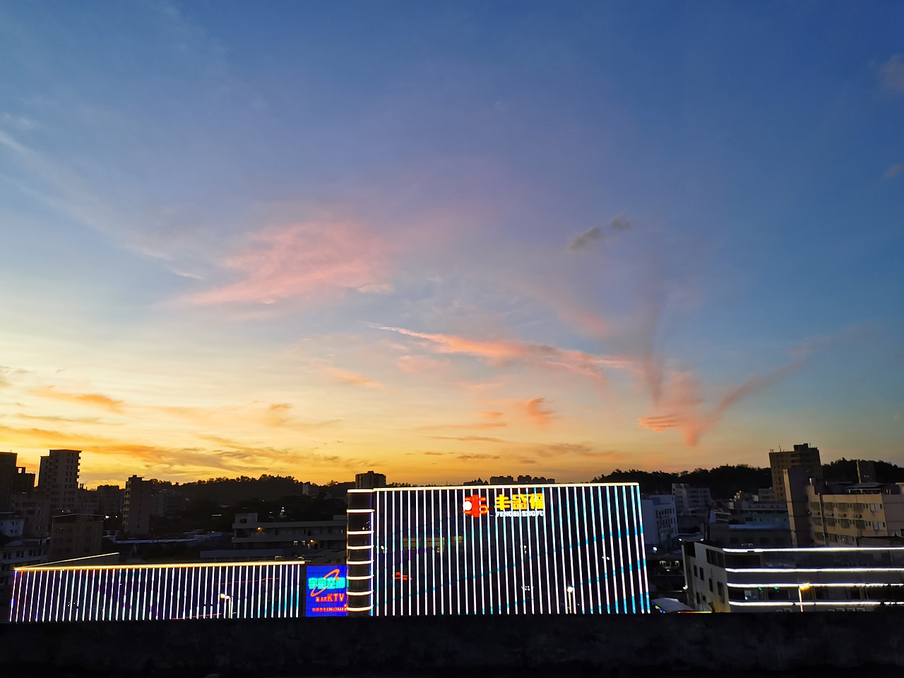 在深圳拍的晚些和夜空