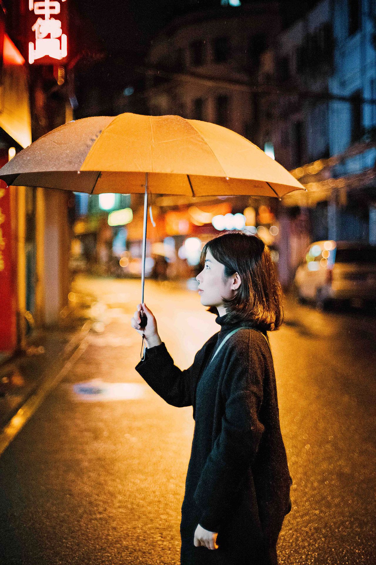 所以 br>我找到了那一把被风吹走的伞 br>紧紧地握在手中 br>这椅次