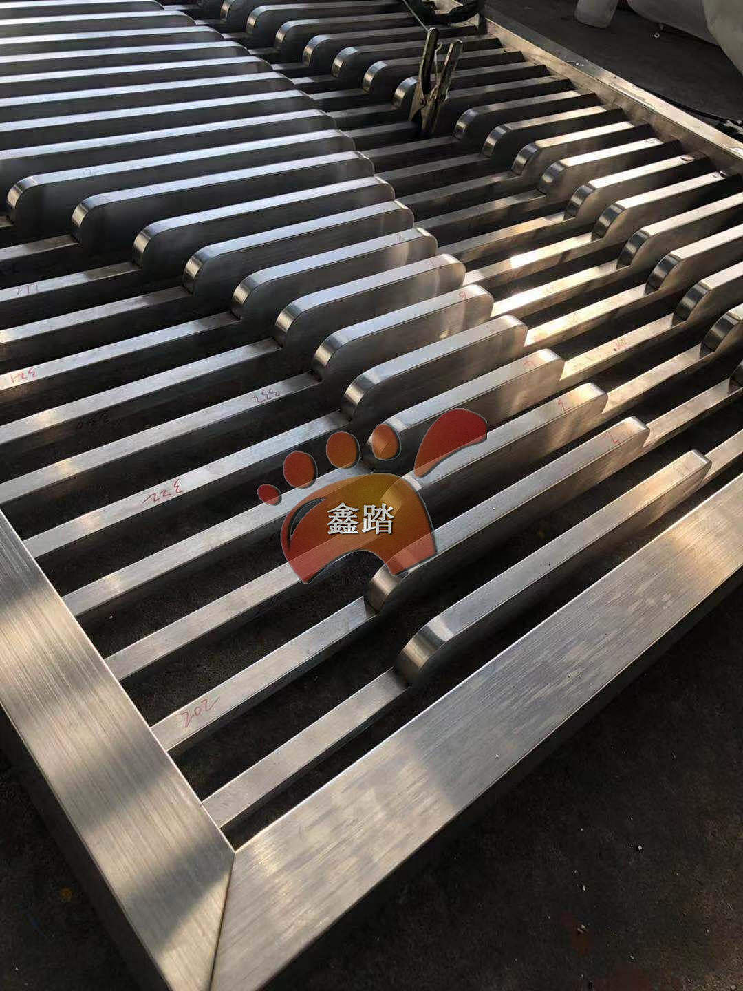 楼盘山峦不锈钢背景墙屏风 特色创意曲面不锈钢景墙（图ZMTg4MTM1MTU2） - 工艺品设计 - 站酷设计师高端金属制品原创素材 - 站酷ZCOOL