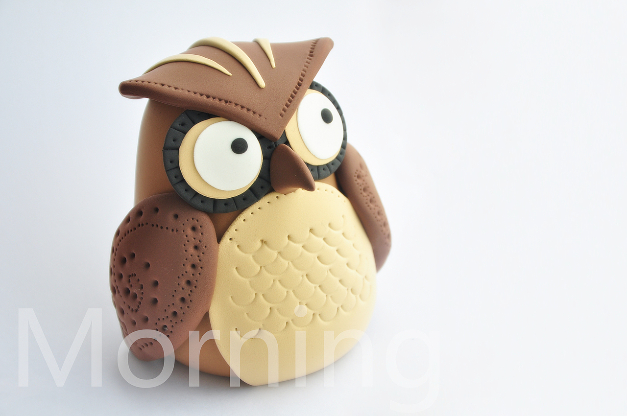 手工猫头鹰摆件。粘土动物。