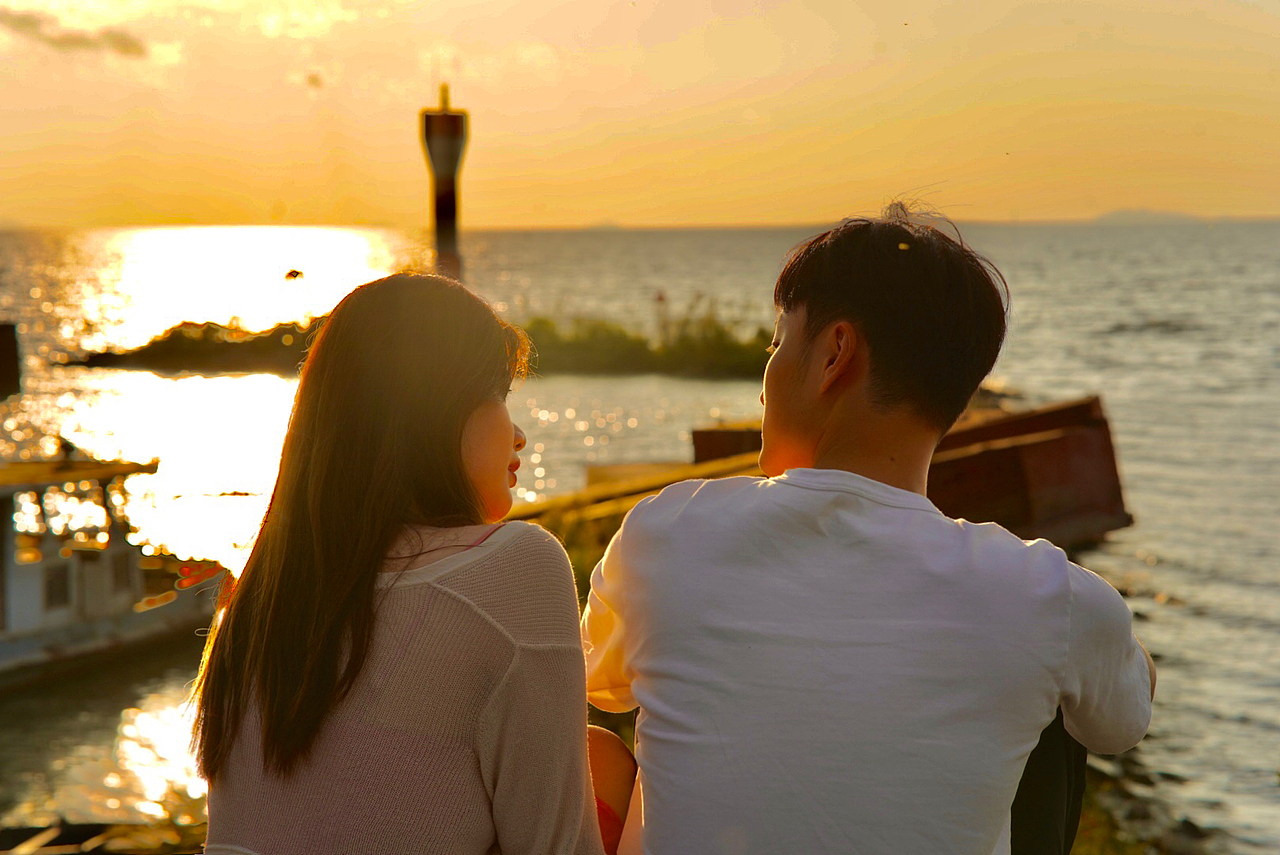 山风停止了呼吸,爱意盛在夕阳里