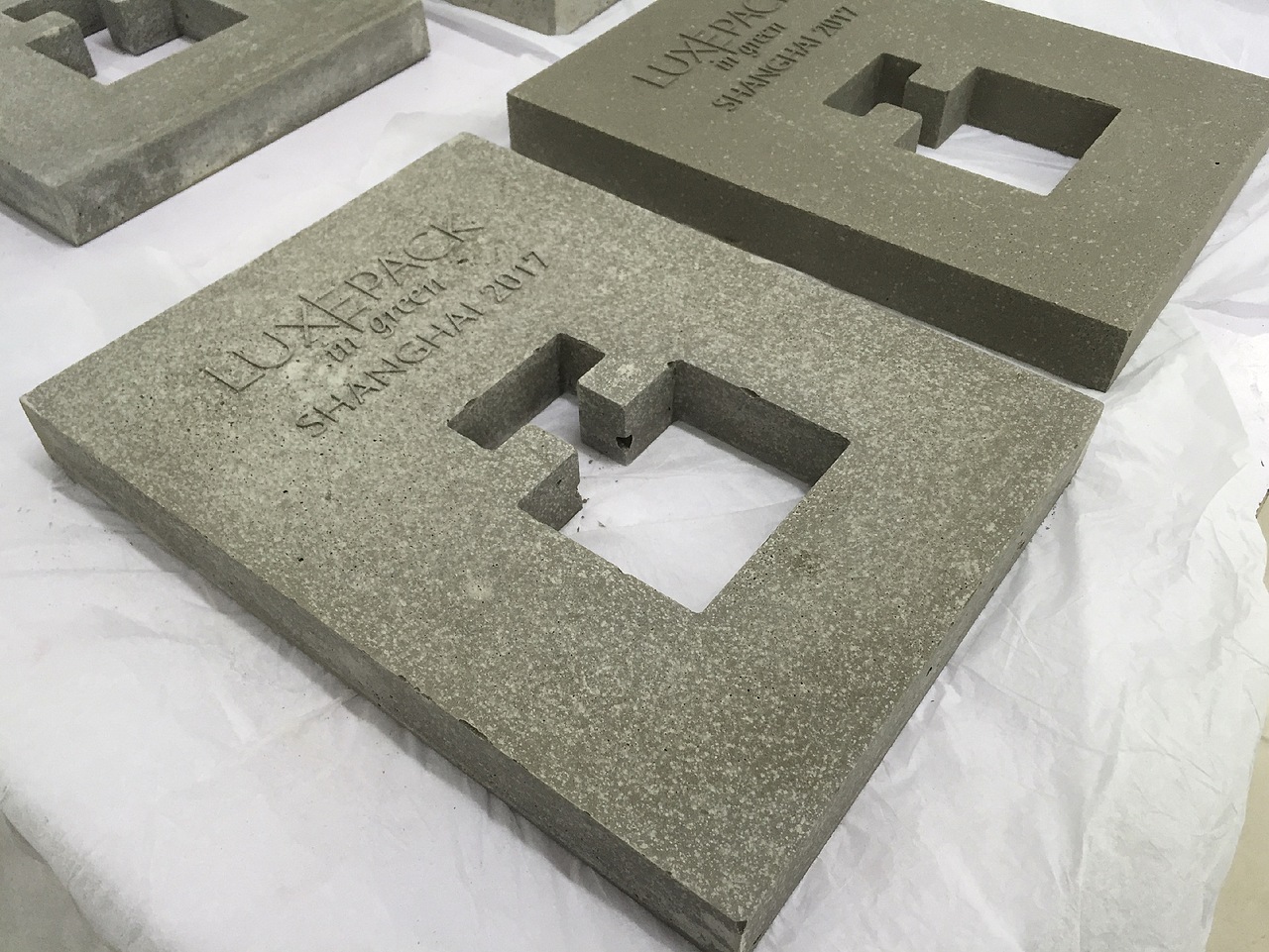 我们设计了一个奢侈品展的奖杯（图ZODM1NTc1OTI=） - 其他手工艺 - 站酷设计师念相品牌咨询原创素材 - 站酷ZCOOL