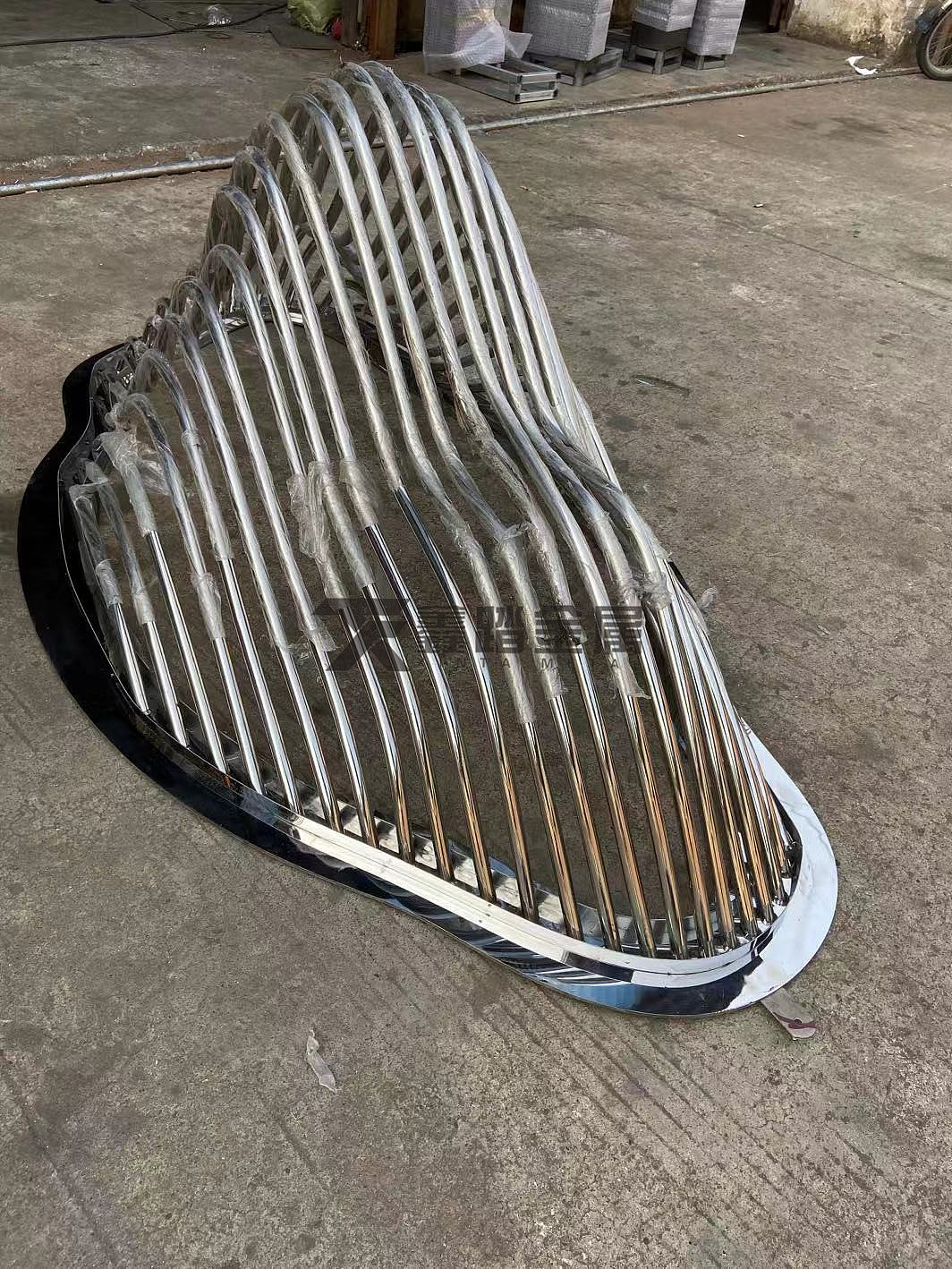 镜面不锈钢圆管假山雕塑在售楼部有着多方面的造景功能